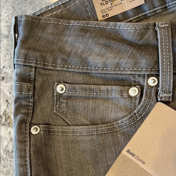 NWT Levi's Curve ID Women's Light Gray Straight Leg Jeans Size 26 - Picture 8 of 9